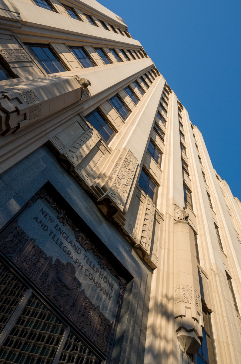 Leica X Vario (Typ 107), 28-70mm @ 28mm, 1/1000th @ f/6.3, ISO 400 Click for 100% Crop (lower-left corner)